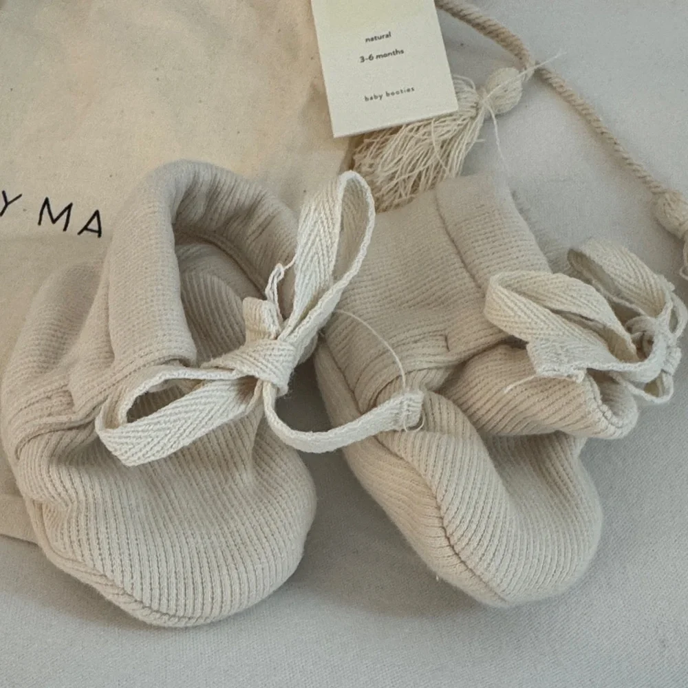Quincy Mae Baby Ribbed Booties in Beige and Cream